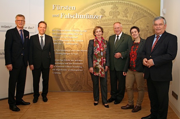 Organisatoren und Förderer der Sonderausstellung (v.l.n.r.): Bernd Hombach, Vorsitzender des Fördervereins Schloss Homburg; Klaus Grootens, Kulturdezernent; Dr. Gudrun Sievers-Flägel, Museumsdirektorin; Christian Peter Kotz, Ehrenvorsitzender des Fördervereins Schloss Homburg; Elisabeth Doerk, Münzauktionshaus Künker; Landrat Hagen Jobi (Foto:OBK)