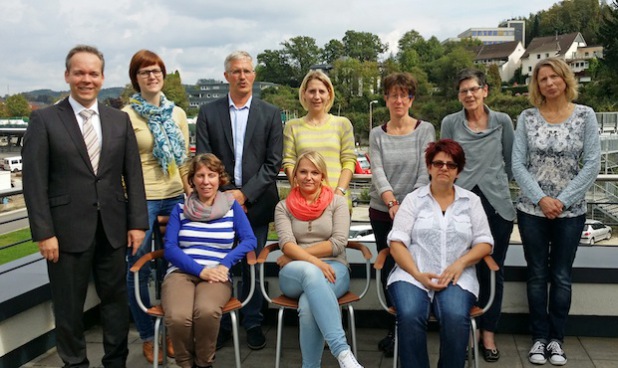 100 Stunden gepaukt: AGewiS-Betriebsleiter Klaus Grootens (l.) gratuliert den ersten Hygienebeauftragten nach erfolgreicher Qualifizierung. (Foto: OBK)