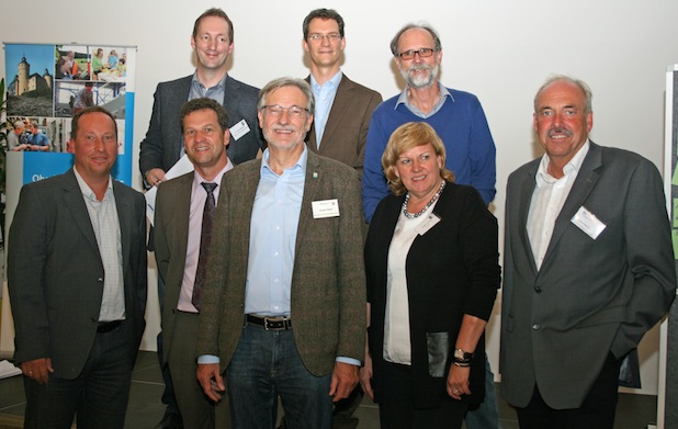 Die Moderatoren der vier Thementische: Dr. Frank Bröckling, planinvnet; Kai Zander, Quartiersmanager Jubilate-Forum Lindlar; Dieter Dresbach, Stadt Wiehl (hinten links); Frank Herhaus, Biologische Station Oberberg; Jens Eichner, Kreis- und Regionalentwicklung Oberbergischer Kreis; Günther Diek, Landesbetrieb Wald und Holz NRW; Ursula Kriesten, Akademie für Gesundheitswirtschaft und Soziales; Lutz Freiberg, Kreis- und Regionalentwicklung (von vorne links) Foto: OBK