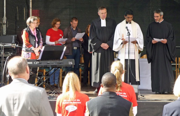 Pater Robin (Mitte), Pastor Thomas Ruffler (l.)und der griechischorthodoxe Pfarrer Panagiotis Tiriakidis (r.) feierten gemeinsam den ökomenischen Gottesdienst bei der Abschlussveranstaltung (Foto:OBK)