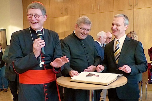 Gute Stimmung beim Eintrag ins Goldene Buch von Lindlar. Von links: Rainer Maria Kardinal Woelki, Dechant Stephan Pörtner und Bürgermeister Dr. Georg Ludwig (Foto: Gaby Travers).