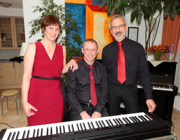 Die Band „4 Fach“ aus dem Oberbergischen bei ihrem Konzert im Atrium des Johannes-Hospiz Oberberg in Wiehl (Fotos: privat). 