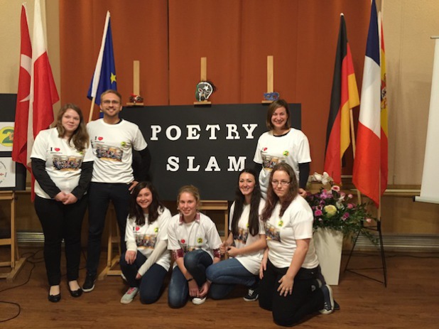 Vivien Wittgens, Lara Felix, Anna-Lena Theisen, Laura Demisai und Cornelia Bergen (v.l.) mit ihren Englischlehrern Christine Bindels und Sascha Stelzer (Foto: Gesamtschule Waldbröl).