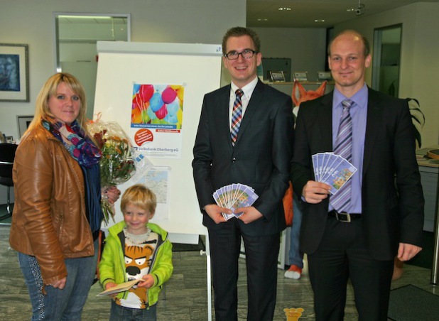 Von links: Melanie und Julien Rinscheid, Maximilian Mai und Michael Reeh – Foto: Volksbank Oberberg