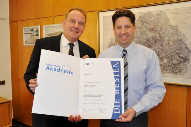 Ralf Welters und Jan Schmidt-Krayer, geschäftsführender Gesellschafter, präsentieren stolz die Auszeichnung der IHK (Foto: Schmidt + Clemens GmbH & Co. KG).