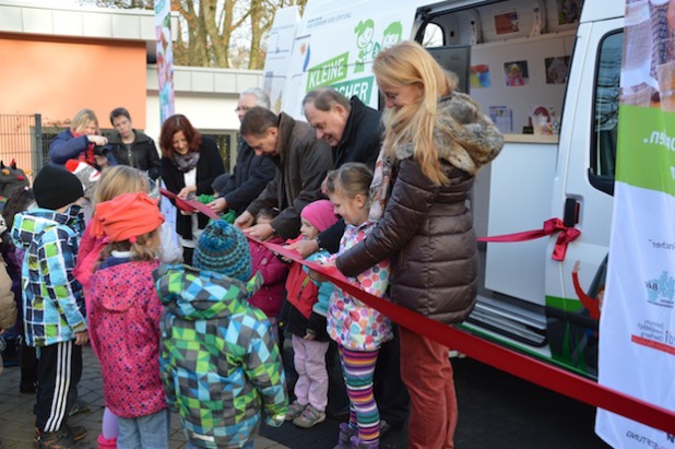 Die feierliche Eröffnung des neuen Forschermobils mit Hilfe der Sonnenkäfer-Kinder. Von links: Martina Kloeber, Leitung des Ev. Kindergartens, Andreas Millard, Vorstandsvorsitzender der Hans Hermann Voss-Stiftung, Jochen Hagt, Kreisdirektor des Oberbergischen Kreises, Siegfried Baumeister, Vorstand der Hans Hermann Voss-Stiftung, und Monika Lichtinghagen-Wirths, Geschäftsführung des Bergischen Abfallwirtschaftsverbandes (Foto: Netzwerk :metabolon/Oberbergischer Kreis).