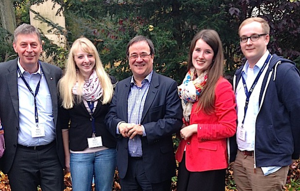 Die Oberbergische Delegation mit Jana Ohl, Kira Bödecker und Thorsten Sahner hier mit CDU-Generalsekretär Bodo Löttgen und dem Partei- und Fraktionsvorsitzenden Armin Laschet (Foto: JU Oberberg).