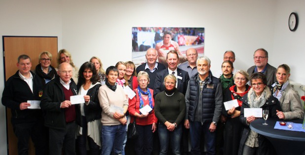 Die Vertreter von 18 oberbergischen Vereinen freuten sich über Schecks in Höhe von 1000 Euro aus dem Landesförderprogramm „1000 x 1000“ (Foto: KSB).