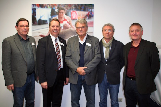 Der Vorstand des Bildunswerkes im Landessportbund NRW, Klaus Lang und Wolfgang Jost, verabschiedeten Reinhard Masermann als Außenstellenleiter. Jochen Hagt hieß seinen Nachfolger, Michael Klinnert, herzlich willkommen (v.r.n.l.) - Foto: KSB.