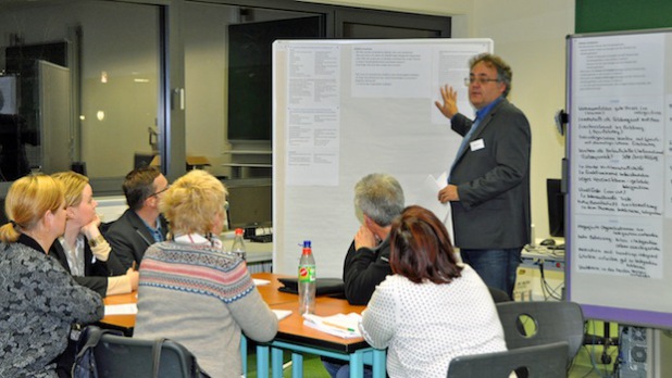 Die Teilnehmerinnen und Teilnehmer des Handlungsfeldforums für LEADER folgten den Ausführungen von Stefan Grothevon, Agentur kommunare (Foto: OBK).