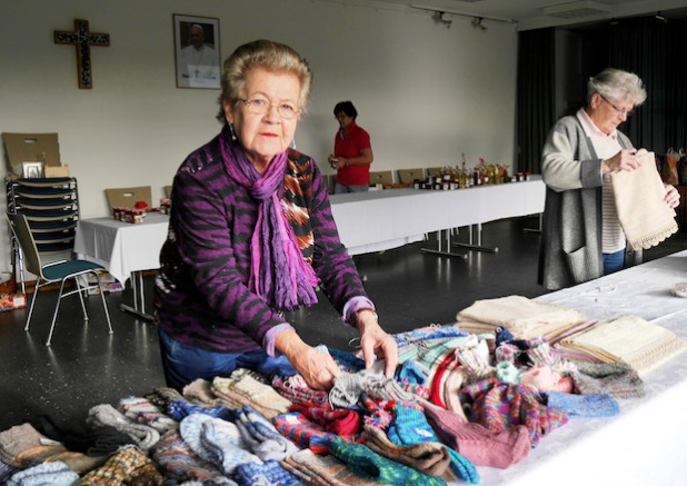 Resi Hedfeld hat auch in diesem Jahr wieder fleißig gestrickt und Socken, Schals oder Tücher erneut zugunsten der Hospizarbeit in Wiehl und Oberberg verkauft (Foto: privat).