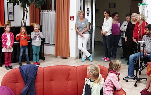 Im Atrium des Johannes-Hospizes sorgen die Kinder des evangelischen Kindergartens „Unterm Schirm“ in Reichshof-Drespe für eine besondere Atmosphäre... (Foto: privat)