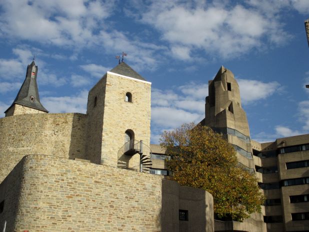 Bensberger Rathaus, auch "Affenfelsen" genannt