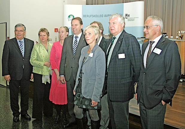 Machen sich für die Bildungskonferenz stark (v.l.n.r.): Landrat Hagen Jobi; Sylvia Löhrmann, Ministerin für Schule und Weiterbildung des Landes Nordrhein-Westfalen; Sylvia Wimmershoff, Rektorin des Berufskollegs Wipperfürth; Kreisdirektor Jochen Hagt; Anke Koester, Leiterin des Schulamtes; Dr. Jorg Nürmberger, Sozialdezernent; Dr. Christian Dickschen, Integrationsbeauftragter des Oberbergischen Kreises (Foto:OBK)