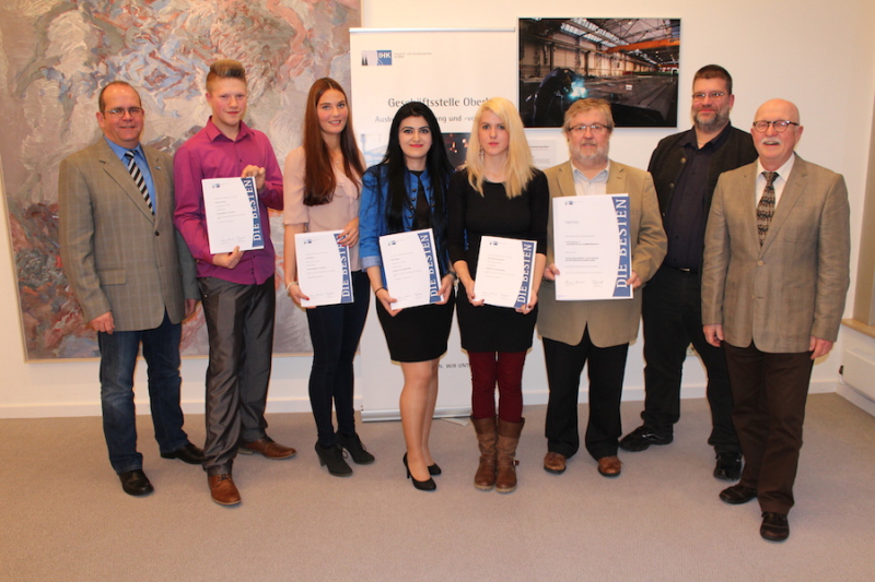 CJD Standortleiter Markus Bröcher (von links), Patrick Honzig, Julia Welter, Neval Secer, Ann-Katrin Czerwinski, Hermann Padberg, Stefan Borner und Norbert Göttinger kurz nach der Bestenehrung in den Räumlichkeiten der IHK Gummersbach. Foto: Sven Oliver Rüsche