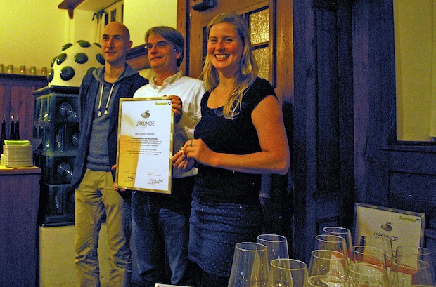 Übergabe der Urkunde an Torsten Henkels (vlnr): Seminarleiter Jens Luckart, Torsten Henkels, Nicola Buchner von der Doemens Akademie - Quelle: ERZQUELL BRAUEREI BIELSTEIN
