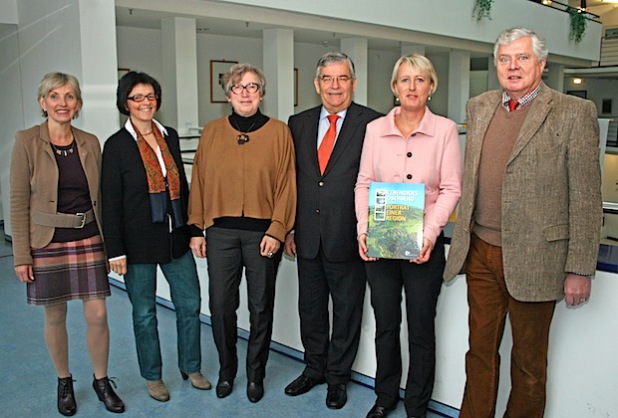 Die neue Schulrätin Maria Engelhard (2. von r.) unterstützt Angelika Freund (2. von l.) sowie Ulla Barth (3. von l.) und wird von Landrat Hagen Jobi (M.), Sozialdezernent Dr. Jorg Nürmberger (r.) und Schulamtsleiterin Anke Koester (l.) im Amt begrüßt. (Foto: OBK)