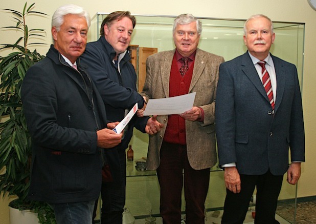4000 Euro überreichten Dr. Jorg Nürmberger (2. von r.), Klaus Ommer (l.) und Michael Puscher (r.) an Dr. Ralf Mühlenhaus, Vorsitzender des Vereins "Rettung Oberberg". (Foto: OBK)