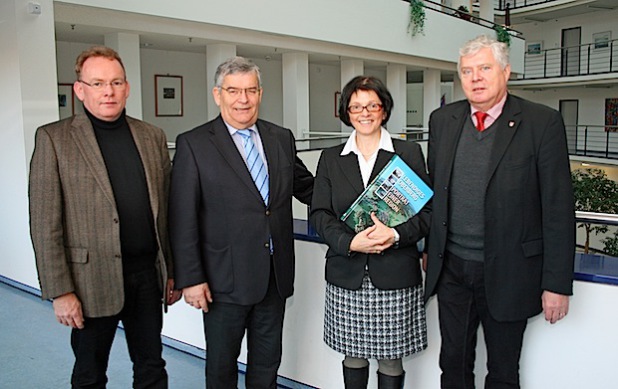 Die langjährige Schulrätin Angelika Freund (2. v.r.) wurde von Landrat Hagen Jobi (2. v.l.), Sozialdezernent Dr. Jörg Nürmberger (r.) und Jürgen Töllner (Schulamt) verabschiedet (Foto: OBK).