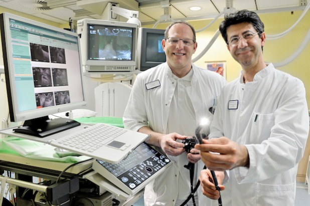 Marco Wagner (links), Oberarzt der Klinik für Innere Medizin, und Dr. med. Yavuz Yildirim-Fahlbusch (rechts), Chefarzt der Klinik für Innere Medizin, neben dem neuen Endosonographen - Foto: Sascha Steinbach (HELIOS Klinik Wipperfürth).