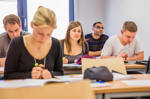 Ein duales Studium bietet den Studenten viele Vorteile. Dazu zählt die Praxisbezogenheit der Ausbildung und vor allem die Chance auf zwei parallele Abschlüsse (Foto: djd/HFH Hamburger Fern-Hochschule/Milena Schlösser).