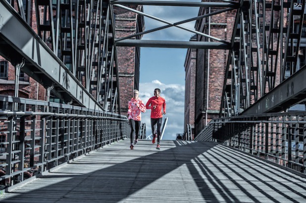 Gemeinsam macht das Lauftraining doppelt so viel Spaß. Einsteiger sollten auf funktionale Kleidung und Schuhe achten. Eine gute Auswahl gibt es zum Beispiel bei Runners Point (Foto: djd/Runners Point Warenhandelsgesellschaft mbH).