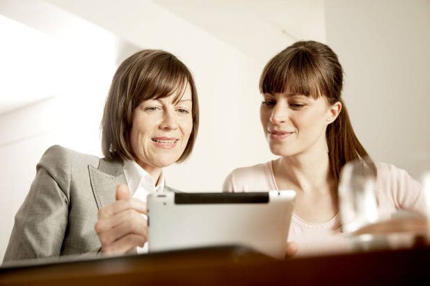 Eine fair bezahlte Option kann für viele Frauen die Möglichkeit sein, als Vermögensberaterin zu arbeiten (Foto: djd/Deutsche Vermögensberatung).