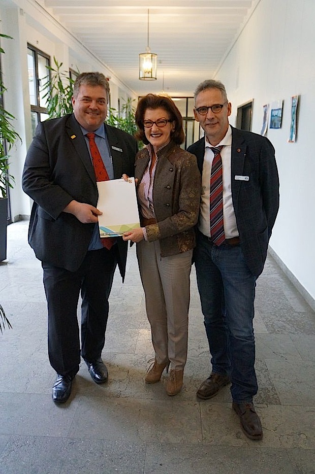 Regierungspräsidentin Gisela Walsken unterstützt die städtebauliche Entwicklung in der Region und händigte heute sechs Zuwendungsbescheide über 20 Millionen Euro aus. Dazu machten sich Vertreter aus Leverkusen, Gummersbach, Nümbrecht, Waldbröl, Wiehl und Wipperfürth auf den Weg nach Köln, um die Fördermittel persönlich von der Regierungspräsidentin in Empfang zu nehmen (Quelle: Stadt Wiehl).