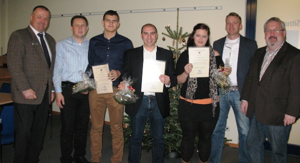 Von links nach rechts: Michael Sallmann (IHK), Alexander Braun (Kind & Co.), Martin Ens, Emanuele Bringheli, Natalie Adam, Thomas Nikolai (Lidl Vertriebs-GmbH) und Bürgermeister Stefan Meisenberg - Foto: Gemeinde Marienheide