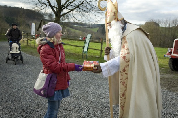 Der Nikolaus besucht das LVR-Freilichtmuseum Lindlar (Foto: Sabine König).