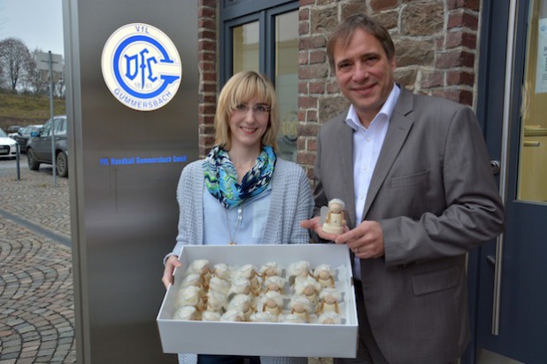 Das Bild zeigt Sarah Schlösser, die an VfL-Geschäftsführer Frank Flatten selbst gebastelte Schutzengel für jeden kleinen Patienten überreicht (Foto: Klinikum Oberberg).