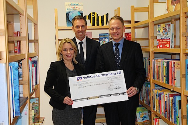 Lena Nowak und Robert Weidmann, beide geschäftsführende Gesellschafter der Tesch Inkasso GmbH, überreichen den Spendenscheck an Christoph Penz, Vorsitzender des Vereins der Förderer der Gemeinschaftsgrundschule Bielstein e.V. - Foto: Tesch Inkasso GmbH