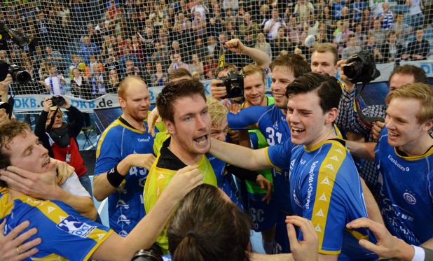 Carsten Lichtlein hielt den entscheidenden letzten Ball und wurde dementsprechend umjubelt.