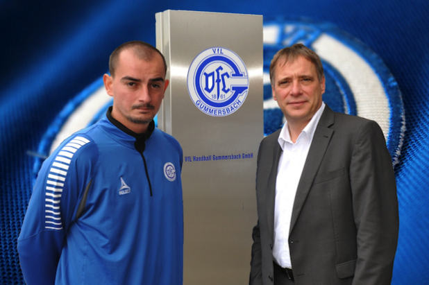 Trainer Emir Kurtagic mit VfL Geschäftsführer Frank Flatten nach der Vertragsverlängerung (Foto: VfL Gummersbach).