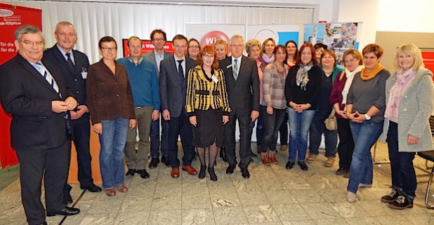 Auf vielen Füßen steht das Engagement zur Gewaltprävention zur Freude von Landrat Hagen Jobi (l.) - Foto: OBK.