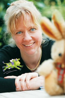 Buchautorin Annette Langen besucht mit Hase Felix das Schloss und liest aus Weihnachtsbriefen vor (Foto: Andreas Kühlken).