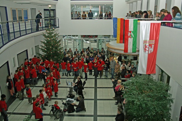 Das Kreishausfoyer war Bühne der Cöre der Helen-Keller-Schule (Foto:OBK).