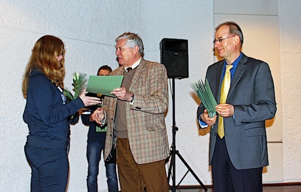 Sozialdezernent Dr. Jorg Nürmberger (M.) und Radevormwalds Bürgermeister Dr. Josef Korsten (r.) überreichen den 300. Sozialführerschein (Foto: OBK).