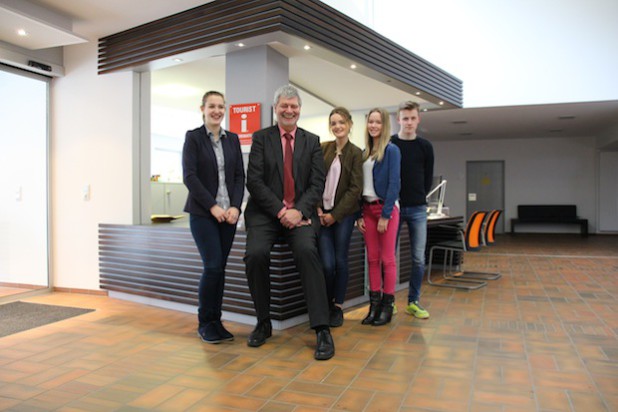 Patricia Lang, Bürgermeister Hilko Redenius, Luisa Maier, Clara-Steiner-Petzold und Dominik Schmidt (v.l.n.r.) - Foto: Gemeinde Nümbrecht.