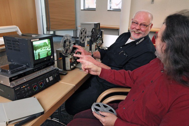 EL-LOCO-Geschäftsführer Walter Keese digitalisiert den Film eines Kunden - Foto: Bernhard Preuß/Lippische Landes-Zeitung