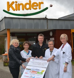 "Freude über 1500 Euro für den Förderverein der Kinderklinik (v.l.): Manuela Merten, Birgit Schwarz, Klaus-Jürgen Merten, Dr. Salem El-Hamid und Charlotte Reich. (Foto: Klinikum Oberberg)