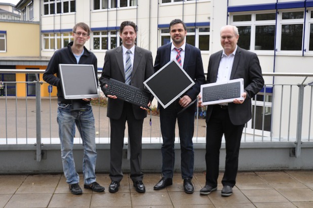 Jakob Konrad, S+C Geschäftsführer Jan Schmidt-Krayer, Schulgeschäftsführer Viktor Pritzkau und der Leiter der Realschule, Eduard Martens (v.l.n.r.) - Foto: Schmidt + Clemens GmbH + Co. KG