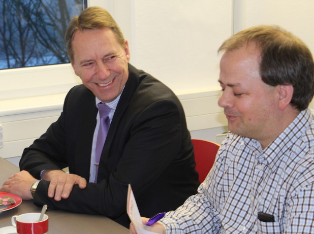 Foto: Jochen Hagt und Sven Oliver Rüsche im Gespräch. Natürlich brannten einige politische Fragen unter den Fingernägeln ... das Gespräch machte sichtbar viel Spaß.