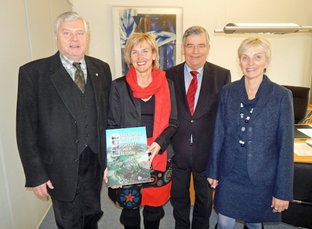 Die neue Schulrätin Gabriele Zimmermann (2. von r.) wurde von Landrat Hagen Jobi (2. von l.), Schuldezernent Dr. Jorg Nürmberger (l.) und Schulamtsleiterin Anke Koester (r.) offiziell im Amt begrüßt (Foto: OBK).