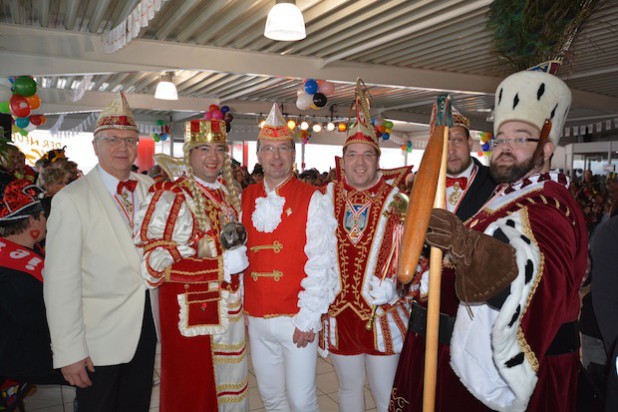 Bürgermeister Rüdiger Gennies und das Dreigestirn - Foto: Franz "Juppi" Steinfort