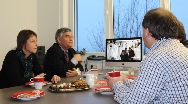 Foto: Im ARKM Besprechungsraum wurde den Gästen ein Video gezeigt, dass auf der Hochzeitsmesse in Wipperfürth entstanden war. ON plant in Zukunft noch mehr Videoprojekte.