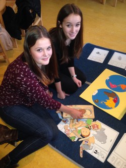 Gesamtschülerinnen probieren Montessori-Lernmaterialien aus (Foto: Gesamtschule Marienheide).