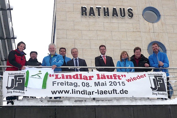 Von links nach rechts: Tanja Friedrich (Industriedruck Jörg Friedrich), Marius Lubetzki (NEULAND Medienagentur), Ralf Richter, Sebastian Hinterding (beide Lindlar läuft), Bürgermeister Dr. Georg Ludwig, Peter Ueberberg (Regionalleiter Kreissparkasse Köln), Andrea Sax (Lindlar läuft), Harald Käsbach (Fachleiter Zentrales Grundstücks- und Gebäudemanagement sowie Sportförderung bei der Gemeinde Lindlar) und Lars Niemczewski (Marketingleitung Schmidt + Clemens) - Foto: Lindlar läuft.