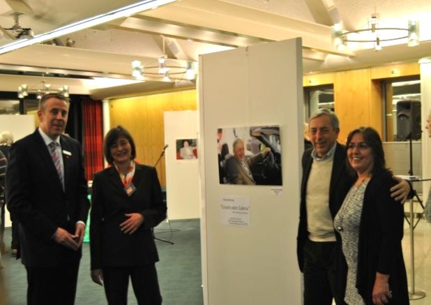 Von links: Wolfgang Abegg (Sparkasse Wiehl), Gabriele Dreistein (Fotostudio Schruhl), Werner Becker-Bolding (Bürgermeister Stadt Wiehl) und Elke Bergmann (Team OASe).