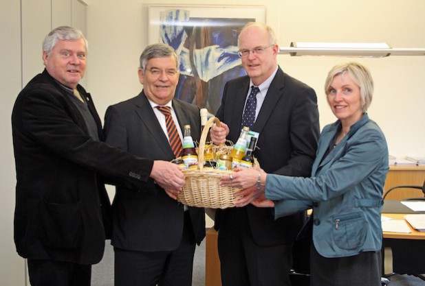 Schuldezernent Dr. Jorg Nürmberger, Landrat Hagen Jobi (v.l.) und Amtsleiterin Anke Koester verabschiedeten Wolfgang Saupp als Schulleiter des Berufskollegs Dieringhausen (Foto: OBK).